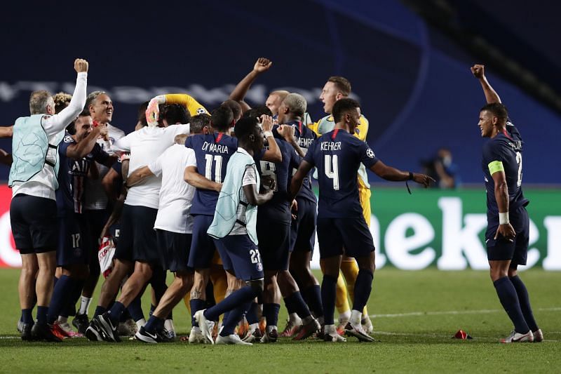 PSG players and club staff celebrate at full-time after their comfortable 3-0 win over RB Leipzig