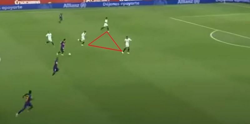 Sevilla vs Barcelona, La Liga 19-20 - Defending counters with the triangle