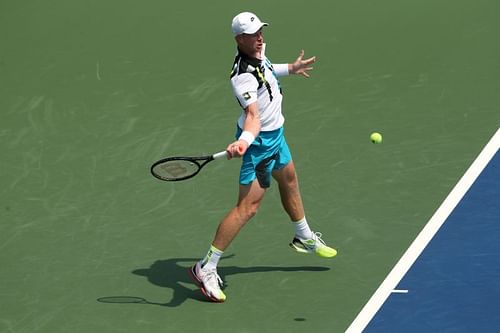 Kyle Edmund plays a forehand at the 2020 Western & Southern Open