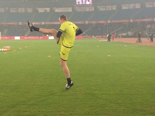 Kristof van Hout warming up ahead of an ISL match. (Photo: Twitter)