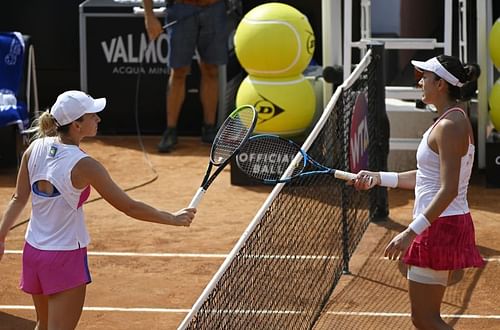 Simona Halep (L) and Garbine Muguruza