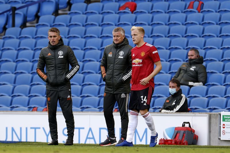 Ole Gunnar Solskjaer, manager of Manchester United speaks with Donny Van De Beek&nbsp;