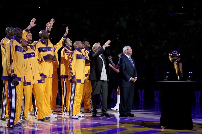 The LA Lakers unveiling their 2009 Championship banner