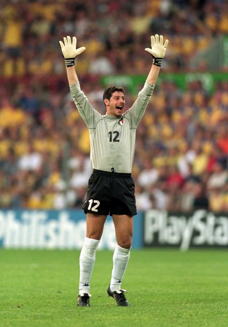 Francesco Toldo&#039;s heroics against the Netherlands sent Italy to the Euro 2000 finals.
