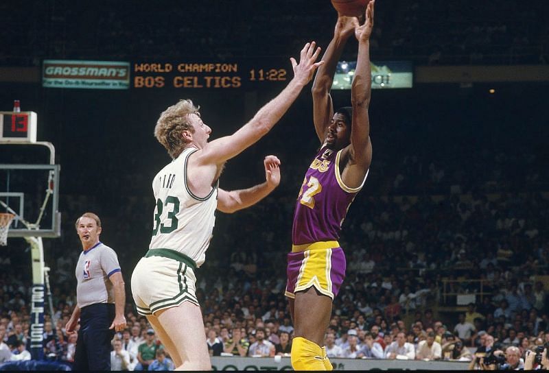 Larry Bird guarding Magic Johnson in the 1985 NBA Finals [Credits: SI]