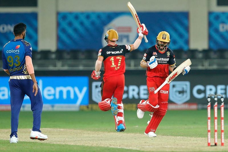 मुंबई इंडियंस के खिलाफ जीत हासिल करने के बाद विराट और एबी डीविलियर्स (Photo Credit - IPL