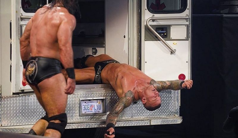 WWE चैंपियनशिप मैच के दौरान जो हुआ उसे देखकर फैंस समेत हर कोई पूरी तरह से हैरान रह गया 
