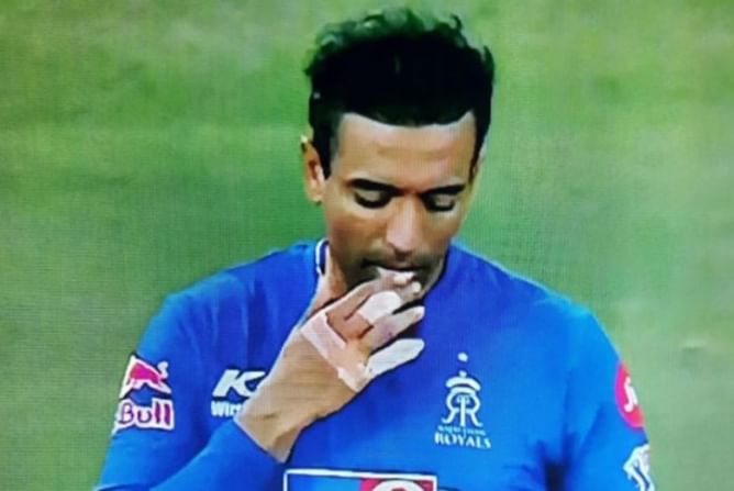 IPL 2020: रॉबिन उथप्पा ने केकेआर के खिलाफ मैच में गेंद पर लार का इस्तेमाल किया