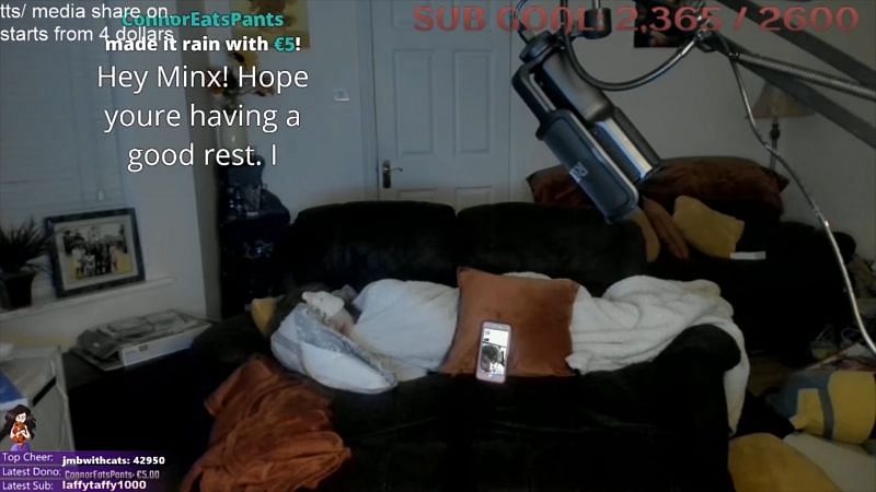 Twitch streamer JustaMinx finds a person sleeping under the house, calls  the police