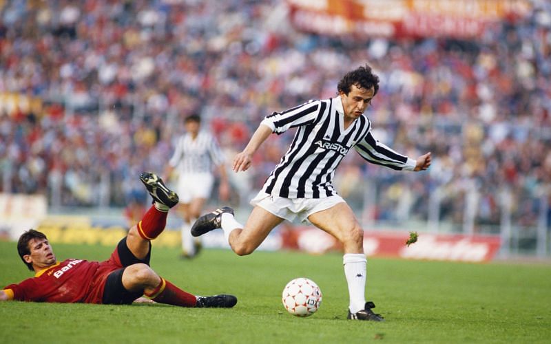 Michel Platini playing against AS Roma for Juventus in 1986