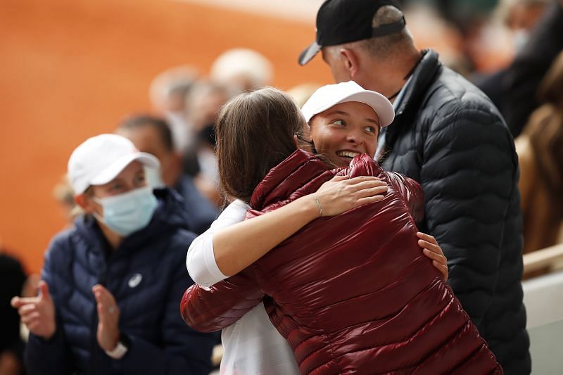 Iga Swiatek celebrating with her team in the stands