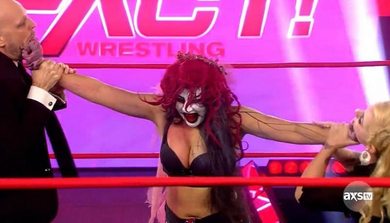 Just Su Yung keeping two grown adults at bay with a Mandible Claw each 