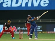 किरोन पोलार्ड आरसीबी के खिलाफ अपनी पारी के दौरान शॉट लगाते हुए 