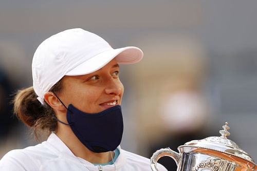 Iga Swiatek with the 2020 Roland Garros trophy