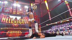 Sasha Banks wins the SmackDown Women’s Championship at Hell in a Cell