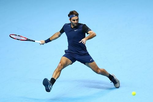 Roger Federer measuring up a forehand