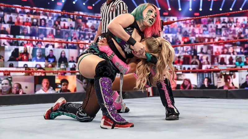 असुका ने बेहतरीन मैच में सबमिशन के जरिए लाना को हराते हुए Raw विमेंस चैंपियनशिप को डिफेंड किया