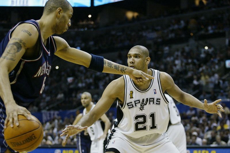 Kenyon Martin being defended by Tim Duncan (right)