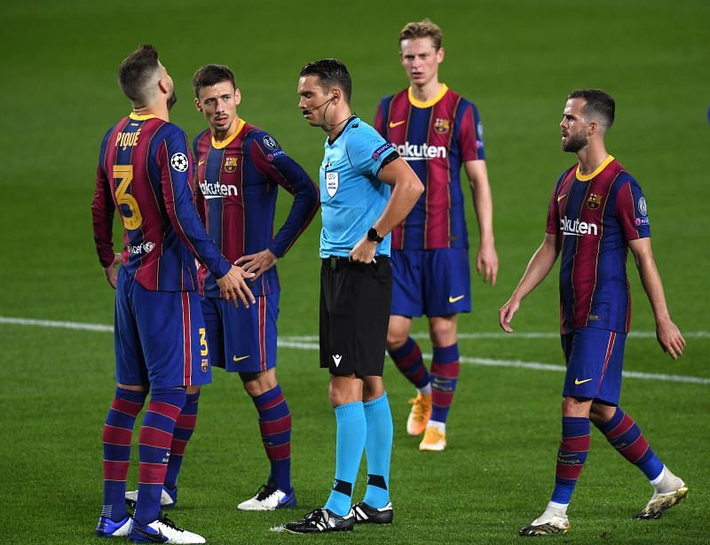 Gerard Pique gets sent off in the game against Ferencvaros