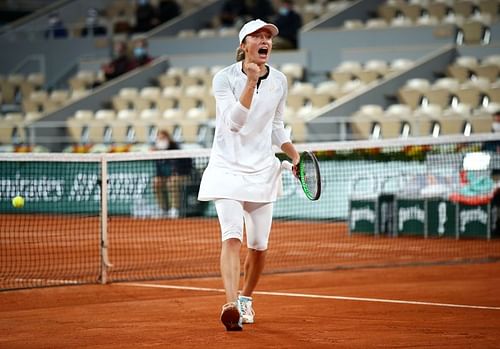 Iga Swiatek celebrates after winning match point against Simona Halep at the 2020 French Open