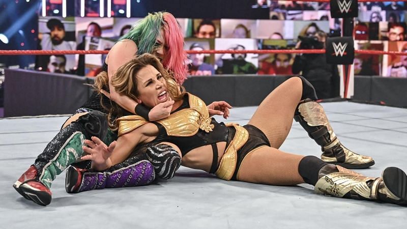 Mickie James vs Asuka