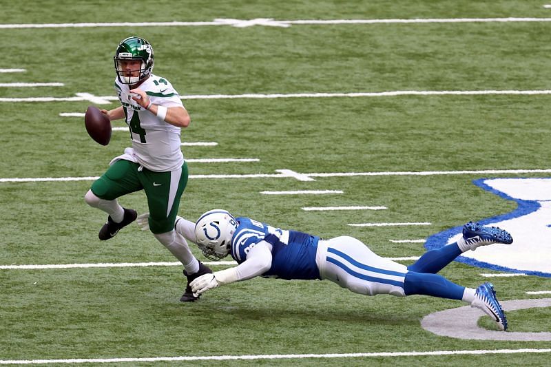New York Jets QB Sam Darnold eludes pressure against the Indianapolis Colts
