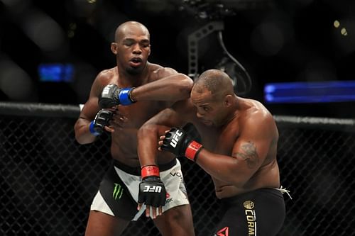 Jon Jones elbows Daniel Cormier at UFC 214