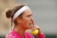Victoria Azarenka should progress to the summit clash
