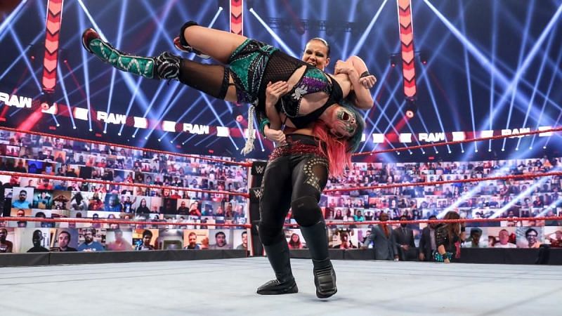 Raw विमेंस चैंपियनशिप मैच के बाद असुका के ऊपर अटैक करती हुईं शायना बैजलर 