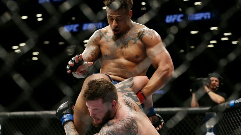 Greg Hardy kneeing Allen Crowder on his UFC debut