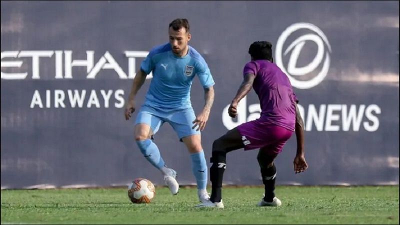 Adam le Fondre in action for Mumbai City FC in a pre-season fixture (Image - Mumbai City FC Twitter)