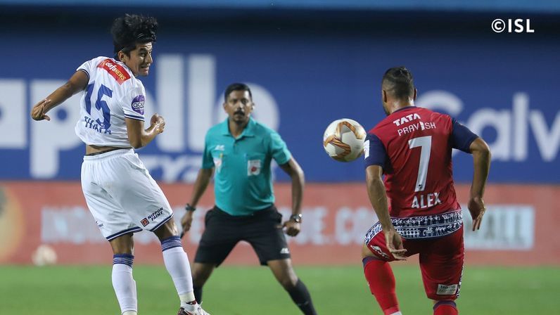 Alexandre Lima (R) didn't enjoy the debut he would've hoped for (Credits: ISL)