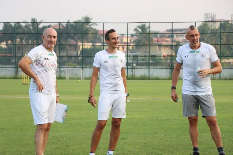 ATK Mohun Bagan head coach Antonio Lopez Habas (left) with the coaching staff members of his team (Image Credits : ATK Mohun Bagan Twitter)