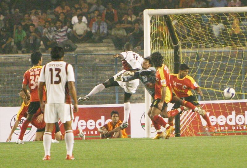A Kolkata Derby clash between Mohun Bagan and East Bengal during their I-League days. (Image Credit : Twitter)