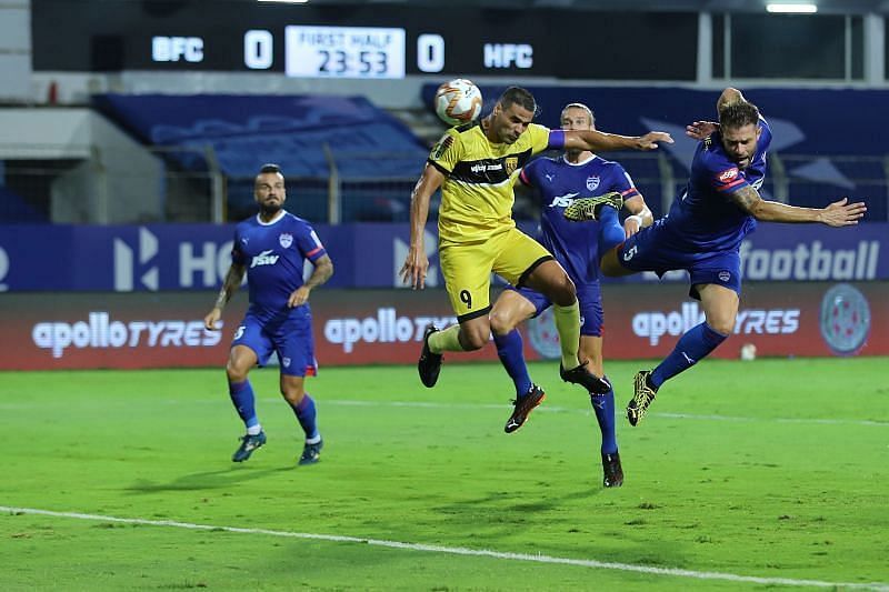 Hyderabad FC&#039;s Aridane Santana heads the ball (Image Courtesy: ISL Media)