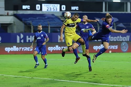 Hyderabad FC's Aridane Santana heads the ball (Image Courtesy: ISL Media)