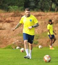 Gary Hooper training with KBFC. (Image Courtesy: Twitter/@KeralaBlasters)