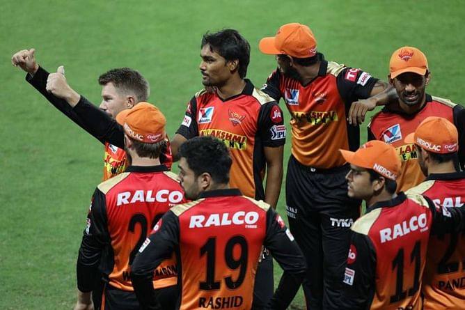 IPL 2020, 56वां मैच - सनराइजर्स हैदराबाद ने मुंबई इंडियंस को हराकर प्लेऑफ के लिए क्वालीफाई किया, केकेआर बाहर