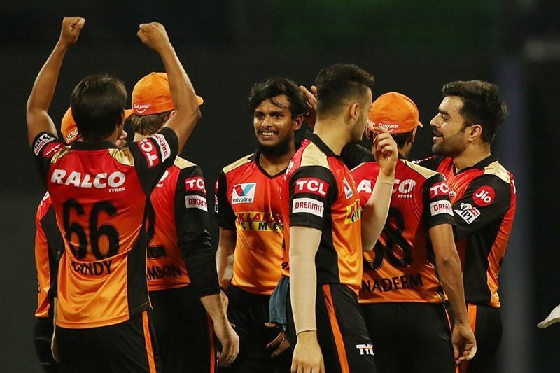 T Natarajan (centre) in action during SRH&#039;s Eliminator win against RCB (Credits: IPLT20.com)