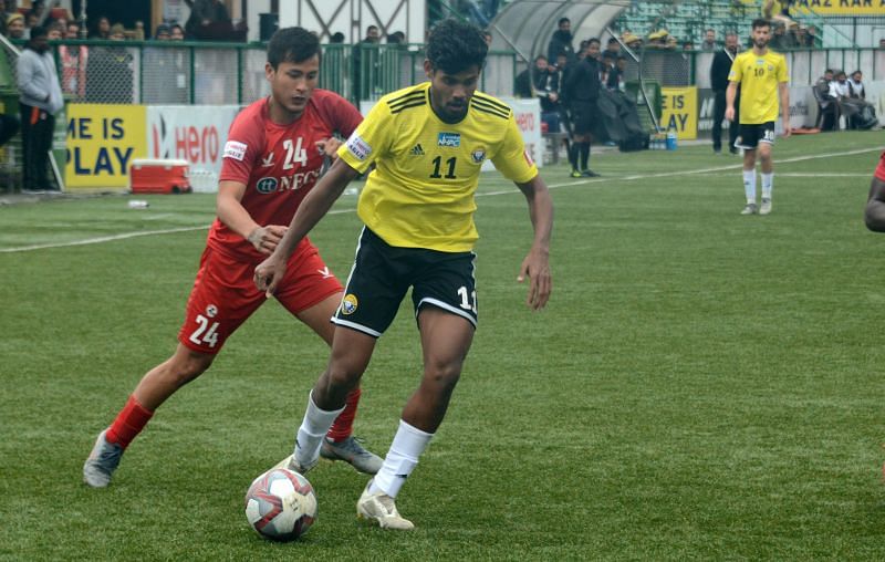 Ritwik Das in action against Aizawl FC (pic courtesy I-League)