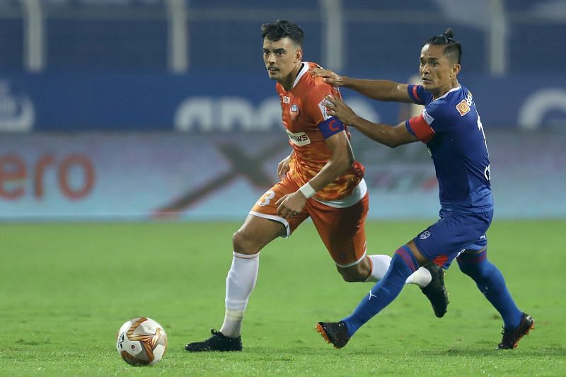 Edu Bedia (left) along with BFC striker Sunil Chhetri (Image Courtesy: ISL Media)