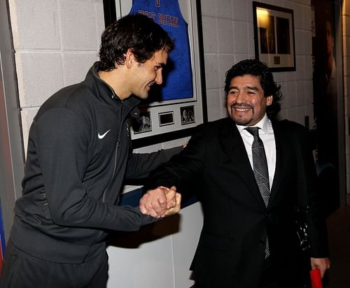 Roger Federer (L) and Diego Maradona meeting at the ATP Finals in 2009.