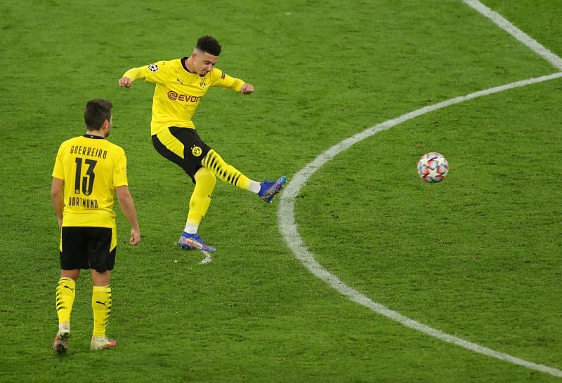 Jadon Sancho scores from a freekick for Borussia Dortmund