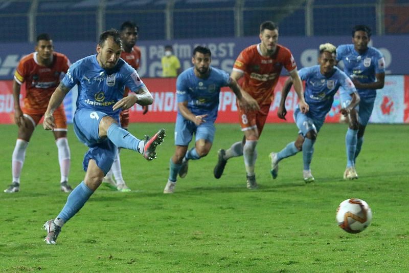 Prolific striker Adam le Fondre opened his ISL goal-scoring count with a well-taken penalty. (Courtesy: ISL)