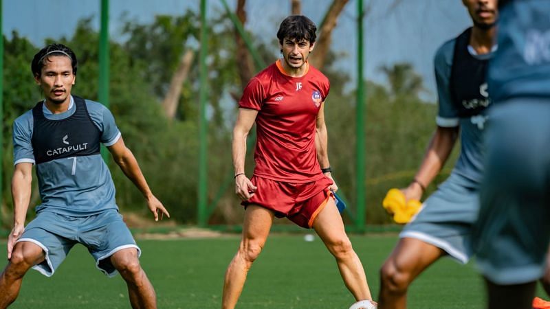 FC Goa coach Juan Ferrando putting his team through the paces in training (Image - FC Goa Twitter)