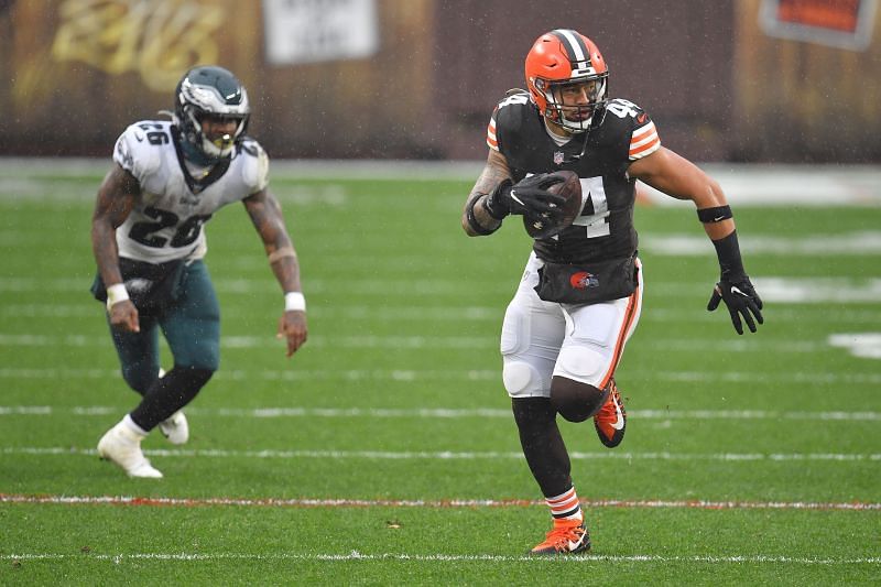 Cleveland Browns LB Sione Takitaki scores on a pick-six