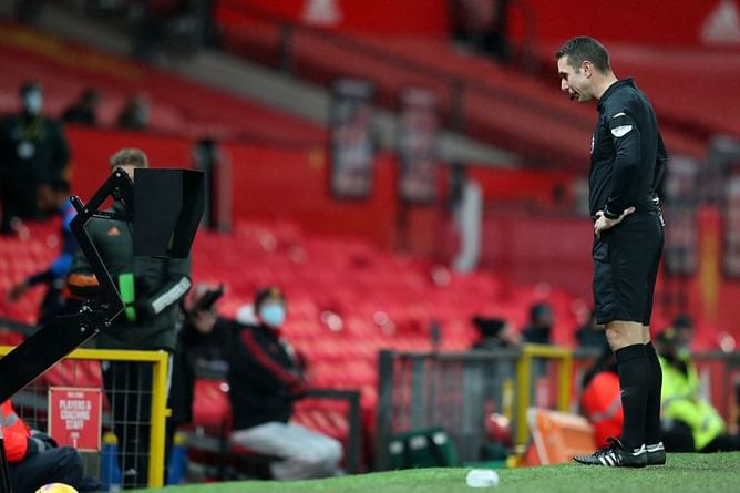 Rio Ferdinand and Paul Scholes disagree over penalty incident as Manchester United beat West Brom