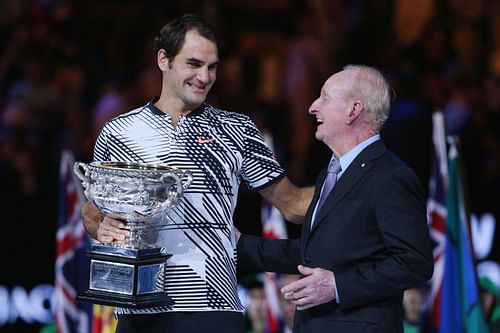 Roger Federer (L) and Rod Laver