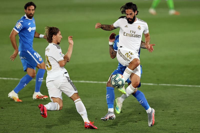Isco of Real Madrid controls the ball