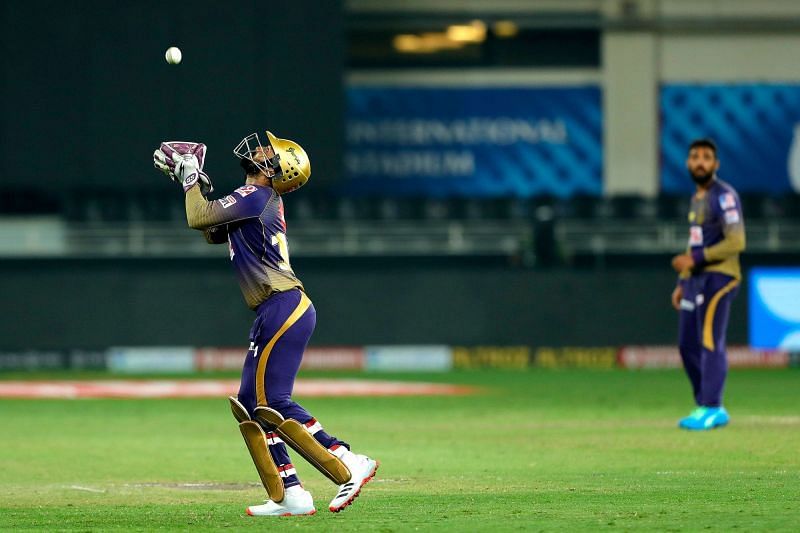  दिनेश कार्तिक कैच पकड़ते हुए  (Photo Credit - IPL)